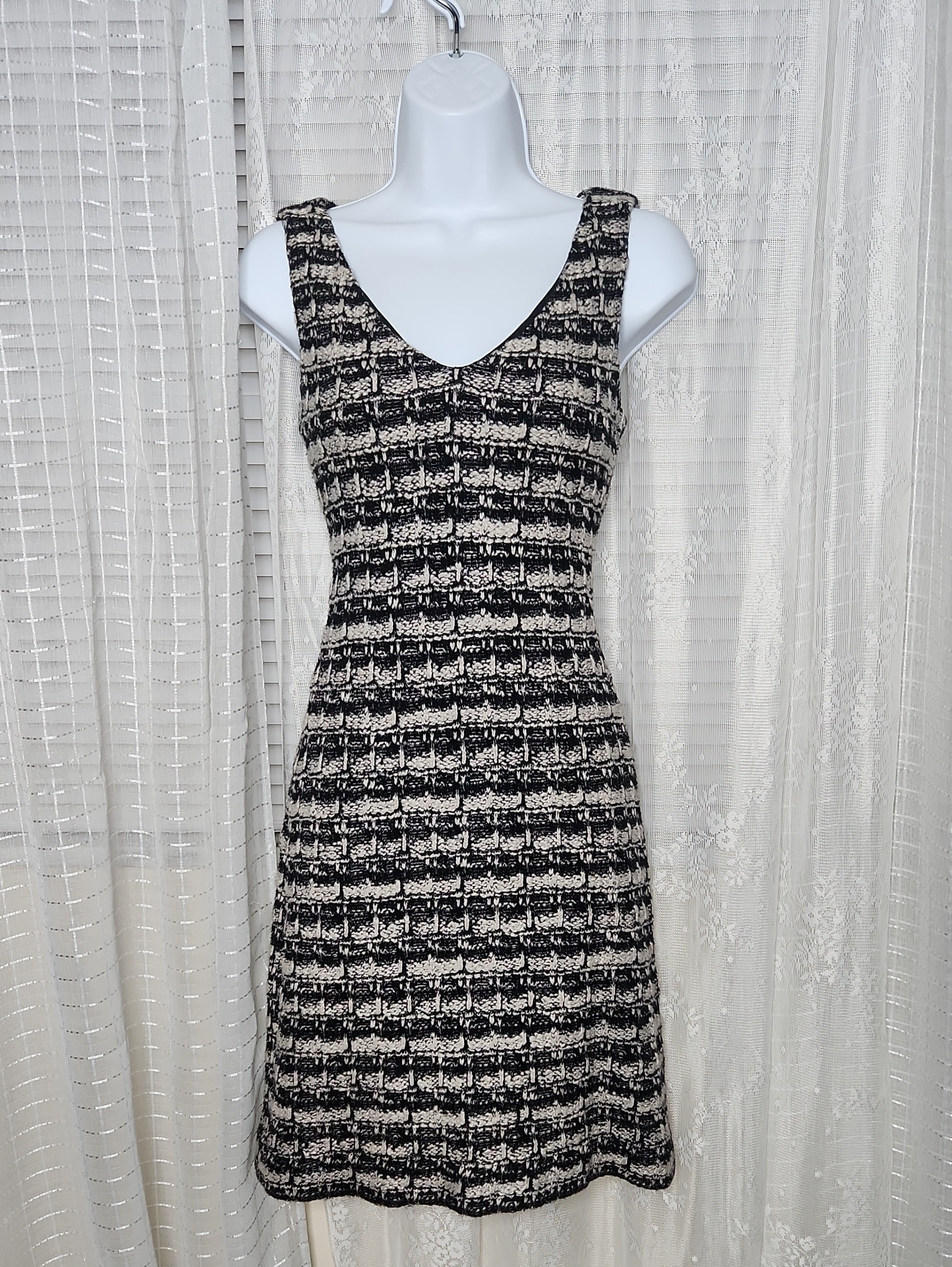 Like New St. John Black & Cream V-Neck Sleeveless Broken Plaid Tweed Dress Sz4